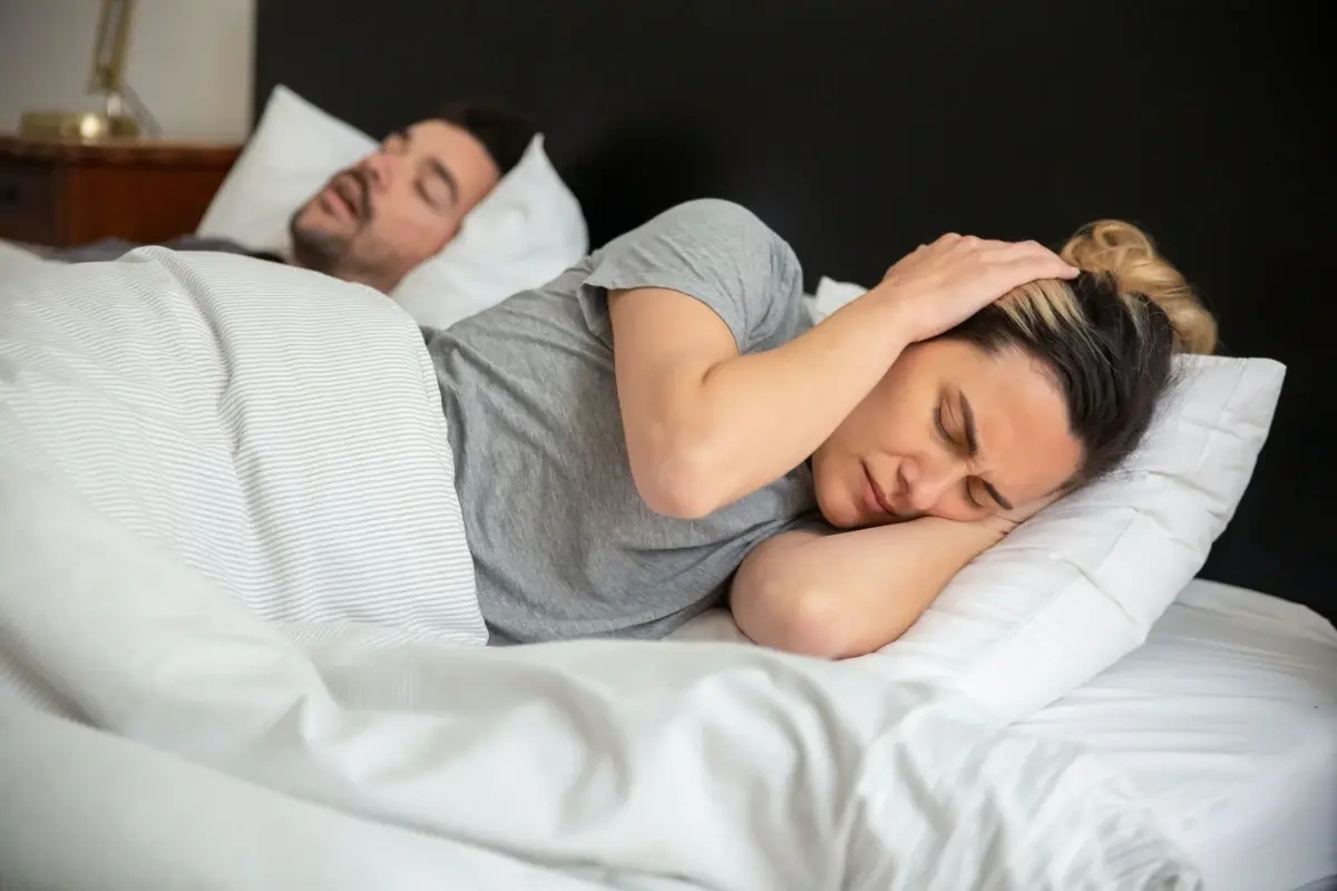 Snorker kæresten? Her er 5 tips til en bedre nats søvn for jer begge